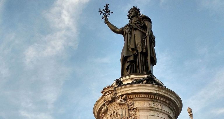 Non, la France, ce n’est pas seulement la République !