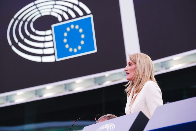 Paul-Marie Coûteaux dit tout sur le Parlement européen